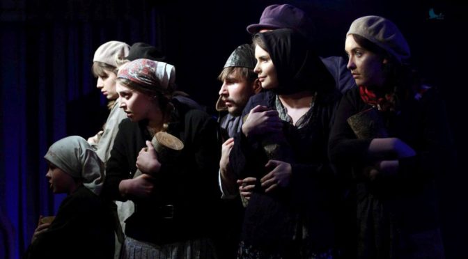 Drwa spektakl oparty na opowiadaniach Michała Zoszczenki przedstawiany przez Teatr Kaprys z Domu Kultury w Łapach.